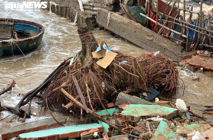 Ảnh: Hãi hùng cảnh sóng đánh tan nát bờ kè, quật sập nhà dân ven biển - 4