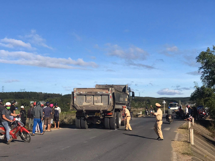 Xe tải chạy lấn làn tông liên tiếp nhiều xe máy khiến 3 người nhập viện - 1