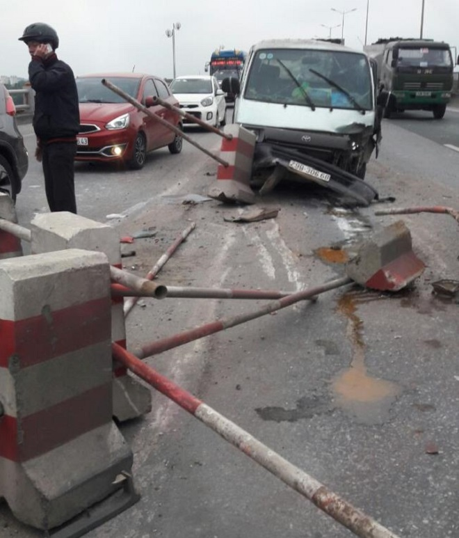 Ô tô hất tung dải phân cách trên cầu Thanh Trì, xe cộ ùn tắc từ sáng đến trưa - 1