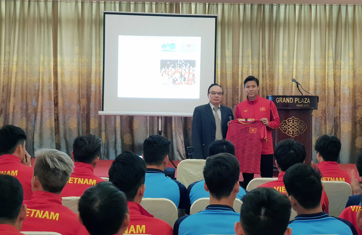 Quang Hải có một chỉ số cơ thể ngang bằng Cristiano Ronaldo - 2