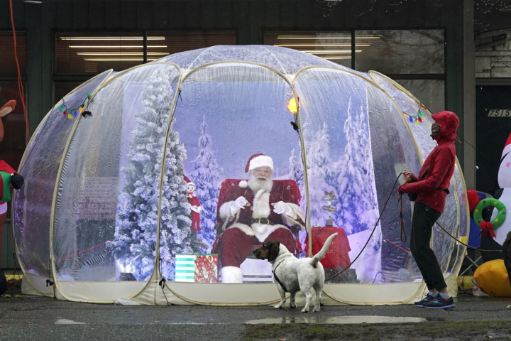 Ảnh: Ông già Noel bị cách ly vì đại dịch COVID-19 - 13