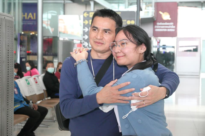 Kiatisak chia tay vợ và 3 cô con gái xinh đẹp, lên đường sang Việt Nam - 3