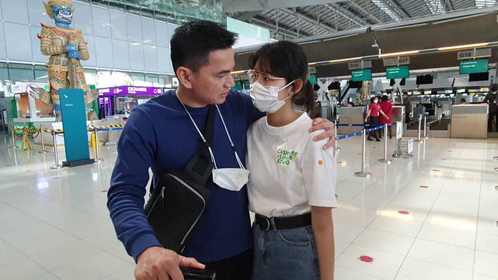 Kiatisak chia tay vợ và 3 cô con gái xinh đẹp, lên đường sang Việt Nam - 4