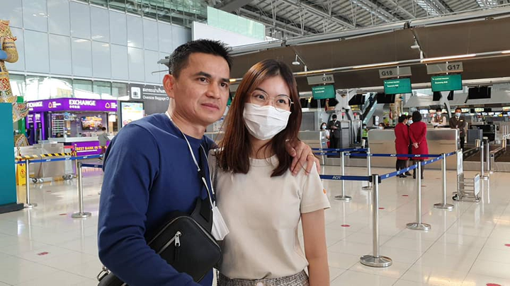 Kiatisak chia tay vợ và 3 cô con gái xinh đẹp, lên đường sang Việt Nam - 5