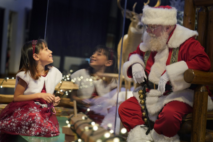 Ảnh: Ông già Noel bị cách ly vì đại dịch COVID-19 - 5