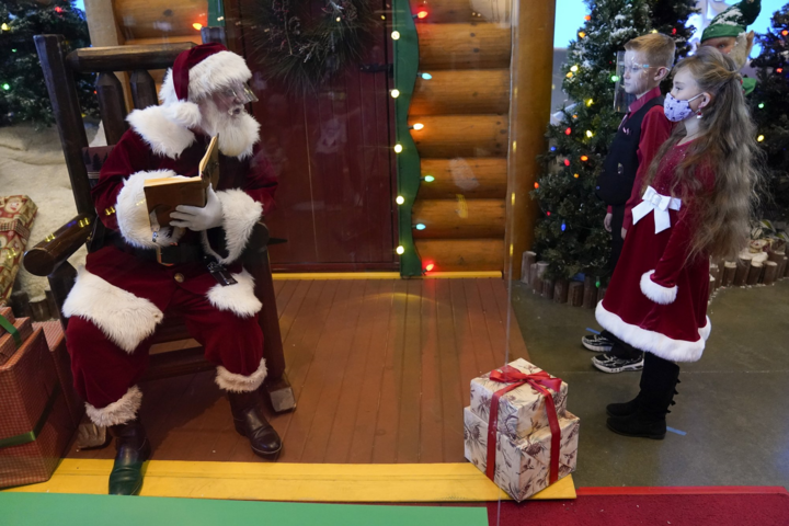 Ảnh: Ông già Noel bị cách ly vì đại dịch COVID-19 - 6