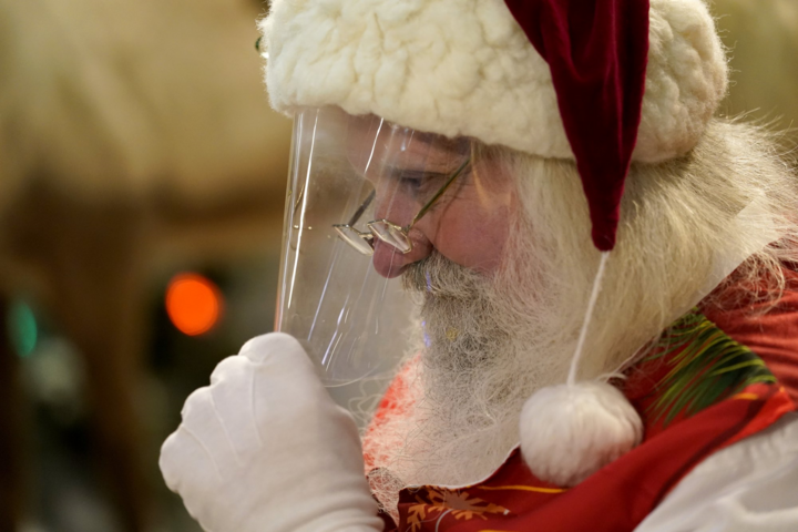 Ảnh: Ông già Noel bị cách ly vì đại dịch COVID-19 - 8