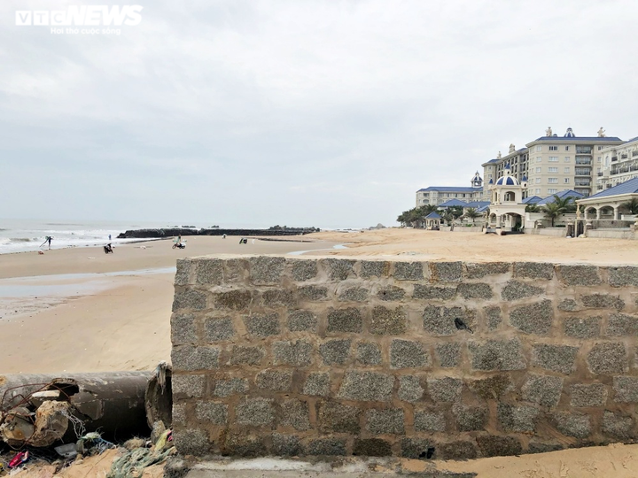 Lấn biển, xây tường ngăn bãi tắm: Lan Rừng Resort biết vi phạm vẫn cố tình làm - 1