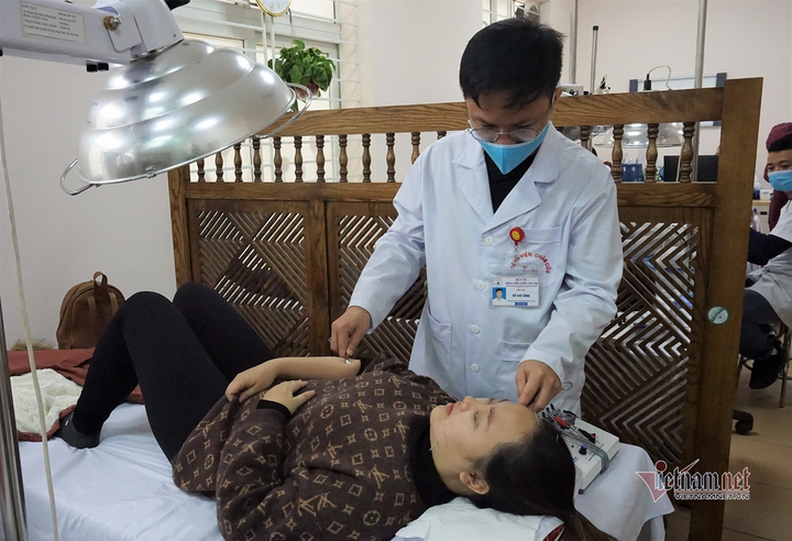 Trời lạnh, người trẻ liệt mặt, méo miệng do thói quen xấu này - 1