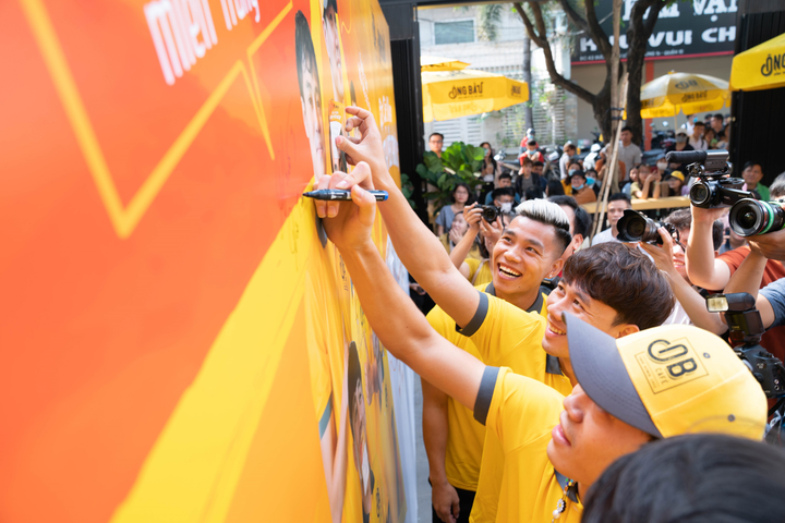 Công Phượng và đồng đội ủng hộ đồng bào miền Trung khắc phục thiệt hại sau bão - 1