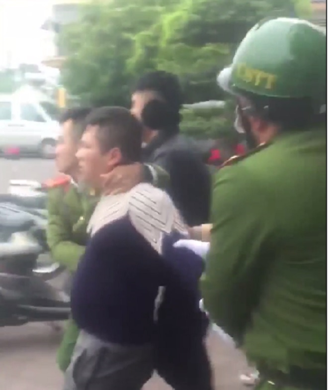 Tài xế xe máy ở Hải Phòng lăng mạ, đấm chảy máu một trung úy công an - 2