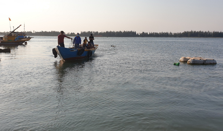 Tìm thấy thi thể hai anh em mất tích sau vụ lật thuyền thúng trên sông Thu Bồn - 1