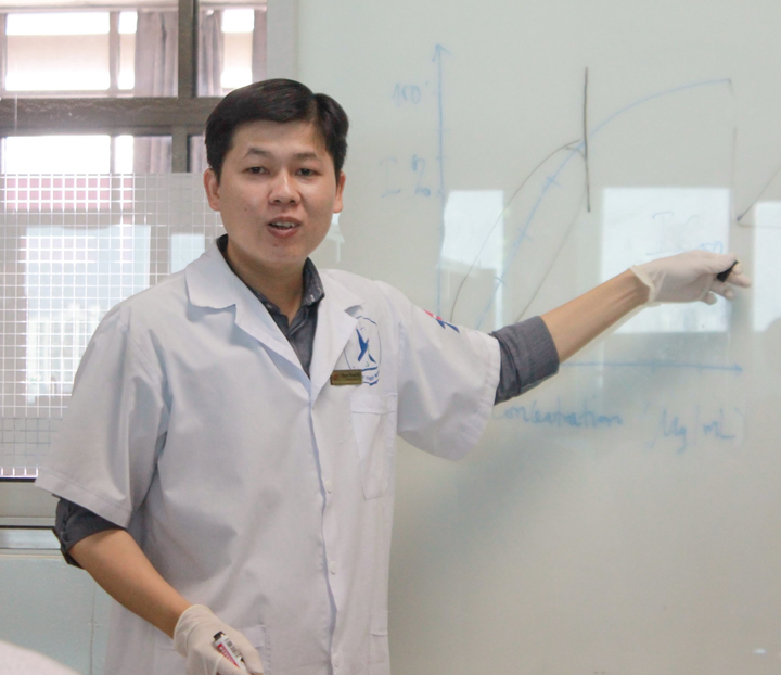 Tiến sĩ 9x từng đi bộ xuyên rừng đến trường, ôn bài dưới ánh đèn dầu - 1