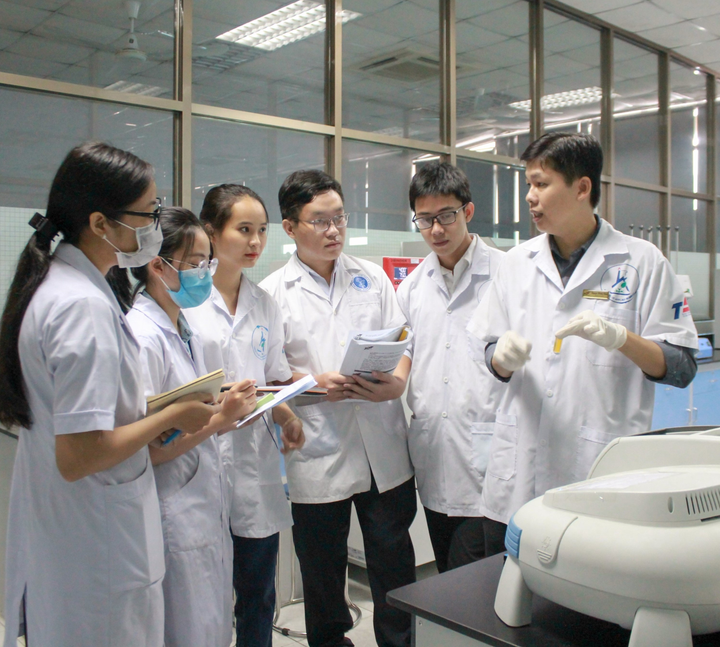 Tiến sĩ 9x từng đi bộ xuyên rừng đến trường, ôn bài dưới ánh đèn dầu - 2