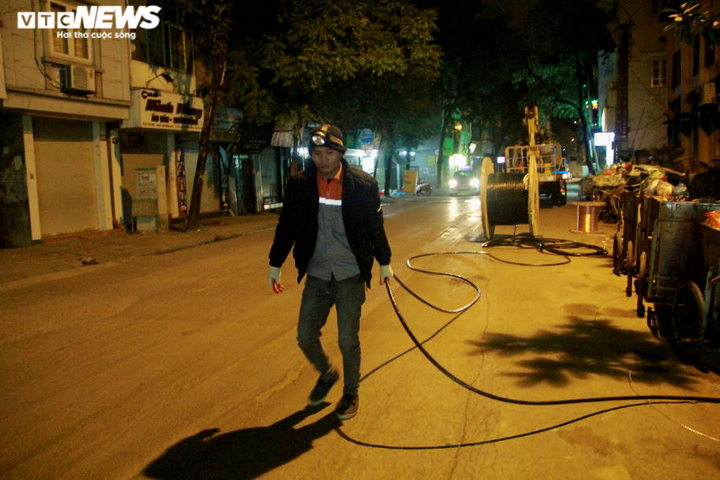 Người lao động ở Hà Nội miệt mài mưu sinh trong đêm lạnh thấu xương - 1