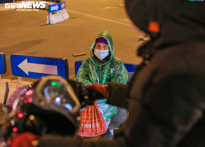 Người lao động ở Hà Nội miệt mài mưu sinh trong đêm lạnh thấu xương - 7