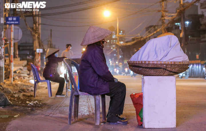 Người lao động ở Hà Nội miệt mài mưu sinh trong đêm lạnh thấu xương - 12