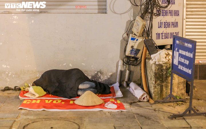 Người lao động ở Hà Nội miệt mài mưu sinh trong đêm lạnh thấu xương - 14