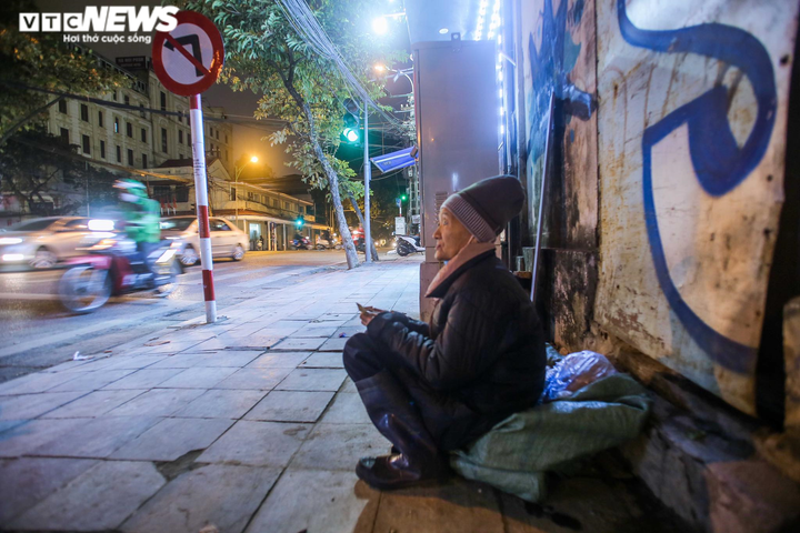 Người lao động ở Hà Nội miệt mài mưu sinh trong đêm lạnh thấu xương - 11