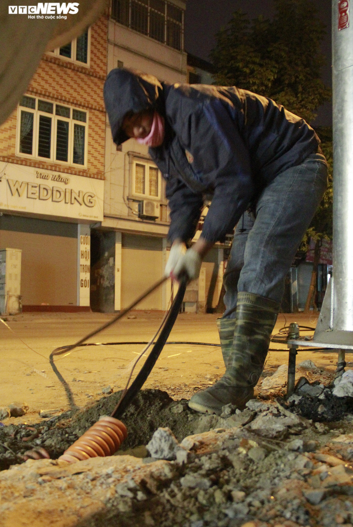 Người lao động ở Hà Nội miệt mài mưu sinh trong đêm lạnh thấu xương - 9