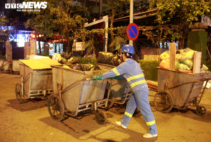 Người lao động ở Hà Nội miệt mài mưu sinh trong đêm lạnh thấu xương - 2