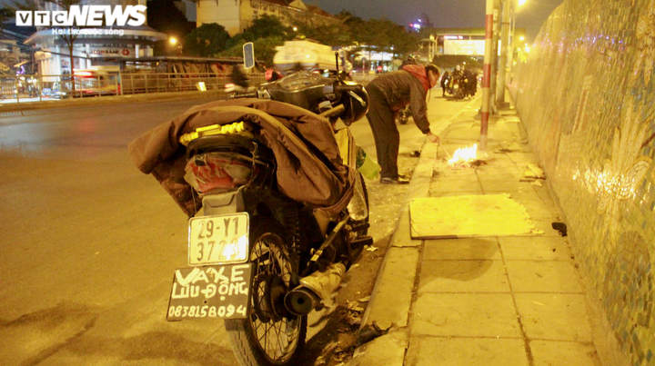 Người lao động ở Hà Nội miệt mài mưu sinh trong đêm lạnh thấu xương - 13