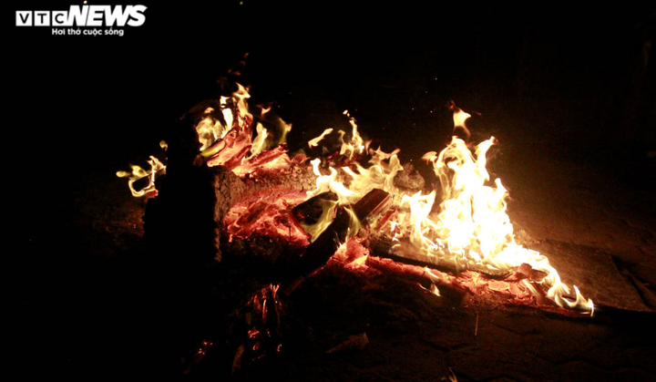 Người lao động ở Hà Nội miệt mài mưu sinh trong đêm lạnh thấu xương - 4