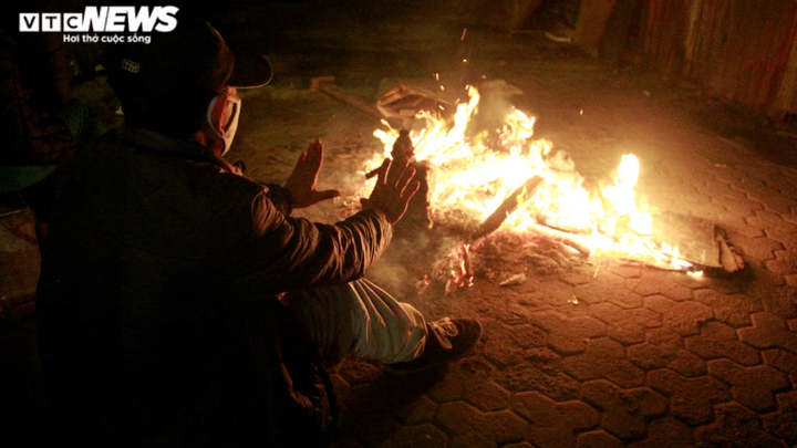 Người lao động ở Hà Nội miệt mài mưu sinh trong đêm lạnh thấu xương - 5