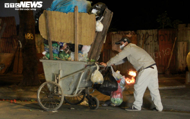 Người lao động ở Hà Nội miệt mài mưu sinh trong đêm lạnh thấu xương - 3