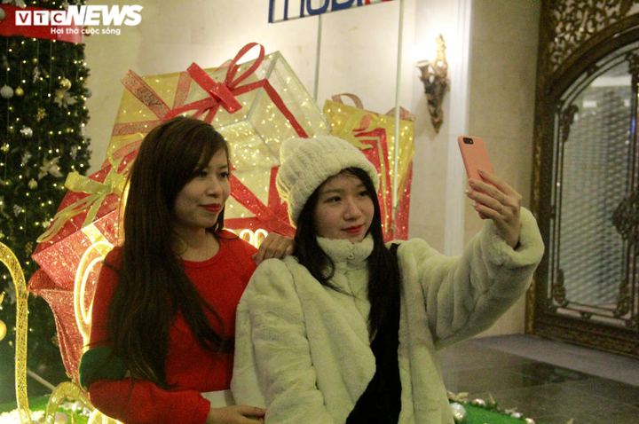 Trung tâm thương mại Hà Nội rực rỡ mùa Giáng Sinh 2020 - 14