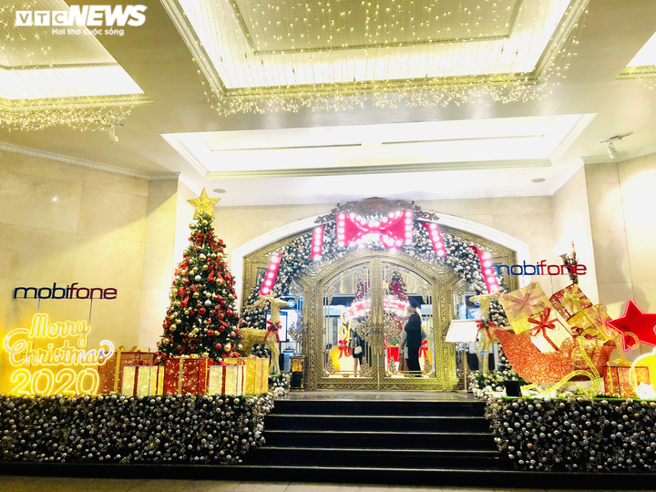 Trung tâm thương mại Hà Nội rực rỡ mùa Giáng Sinh 2020 - 1