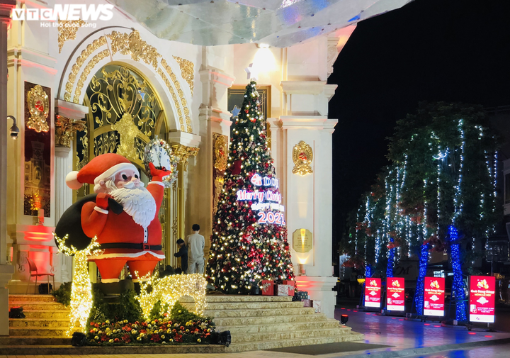 Trung tâm thương mại Hà Nội rực rỡ mùa Giáng Sinh 2020 - 8