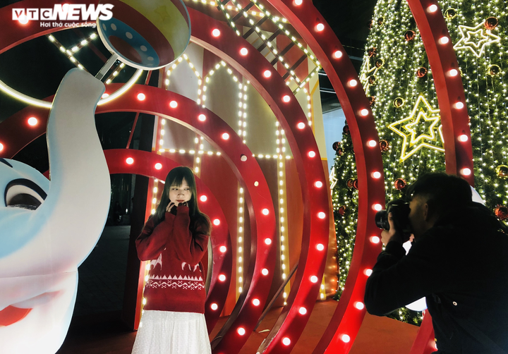 Trung tâm thương mại Hà Nội rực rỡ mùa Giáng Sinh 2020 - 15