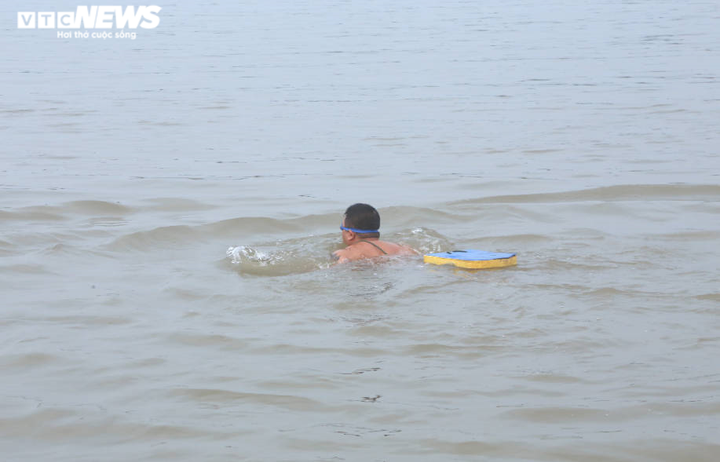 Ảnh: Những 'kình ngư' bơi sông Hồng trong giá lạnh 10 độ C - 9