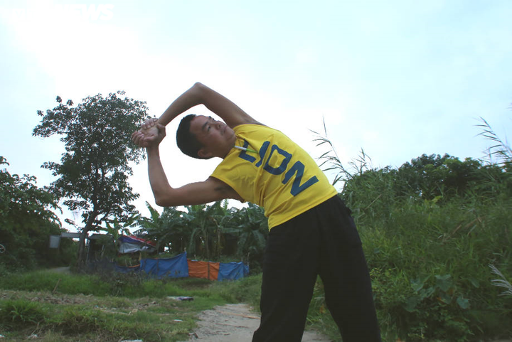 Ảnh: Những 'kình ngư' bơi sông Hồng trong giá lạnh 10 độ C - 3