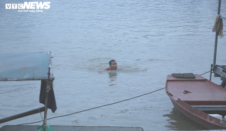 Ảnh: Những 'kình ngư' bơi sông Hồng trong giá lạnh 10 độ C - 5