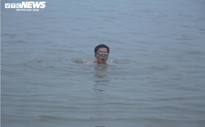 Ảnh: Những 'kình ngư' bơi sông Hồng trong giá lạnh 10 độ C - 7