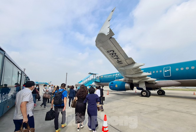 Khách đi hàng không năm 2020 giảm hơn 43% - 1