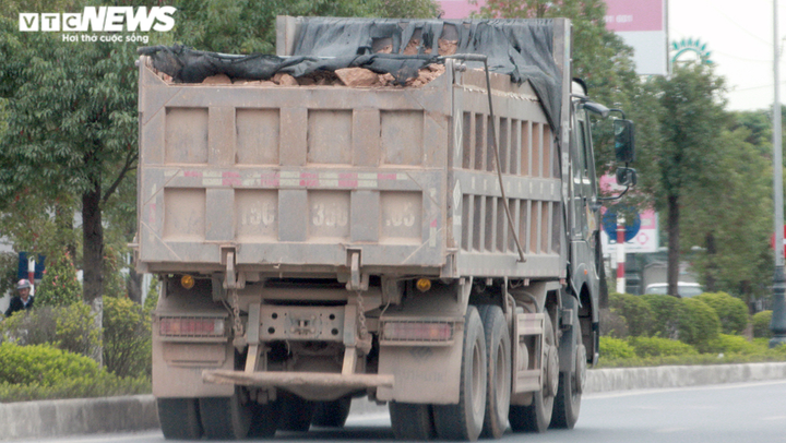 Những đoàn xe tải cơi nới thành thùng tung hoành trên tỉnh lộ ở Hải Phòng - 2