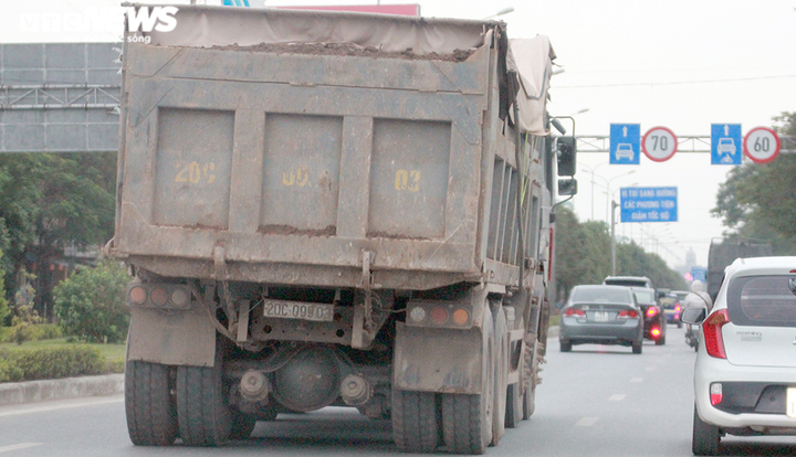 Những đoàn xe tải cơi nới thành thùng tung hoành trên tỉnh lộ ở Hải Phòng - 1