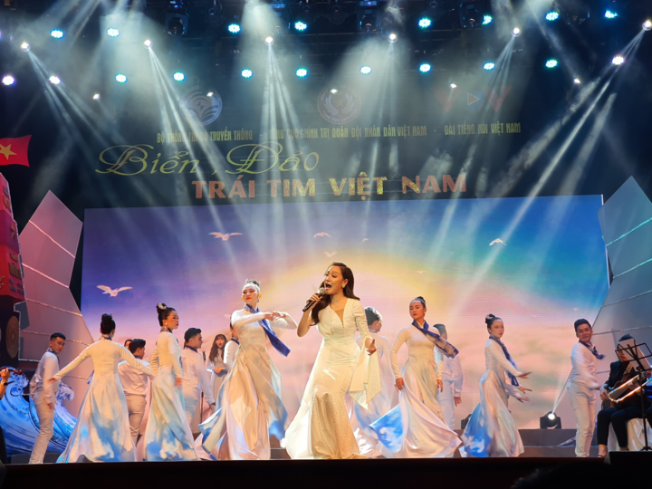 Mỹ Linh, Tùng Dương hát về biển, đảo - 2