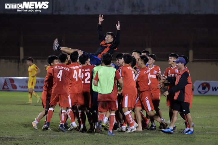 HLV Thạch Bảo Khanh rạng rỡ trong lần đầu vô địch quốc gia cùng U21 Viettel - 9