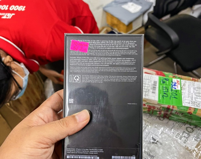 Gửi iPhone 12 Pro Max, nhận được ốc vít - 1