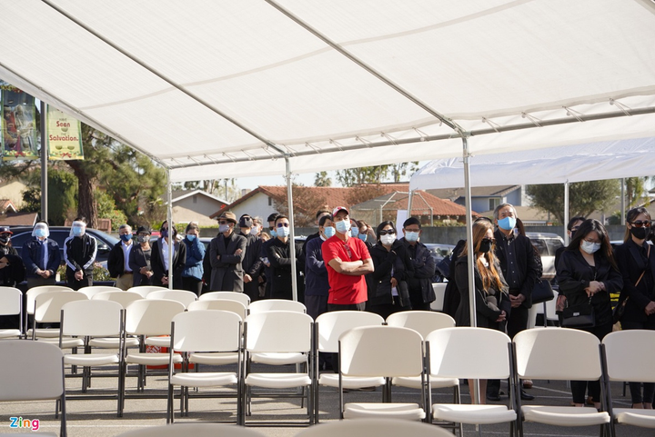 Vợ Chí Tài nghẹn ngào đứng lặng bên linh cữu chồng ở Mỹ - 10