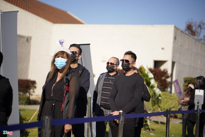 Vợ Chí Tài nghẹn ngào đứng lặng bên linh cữu chồng ở Mỹ - 11