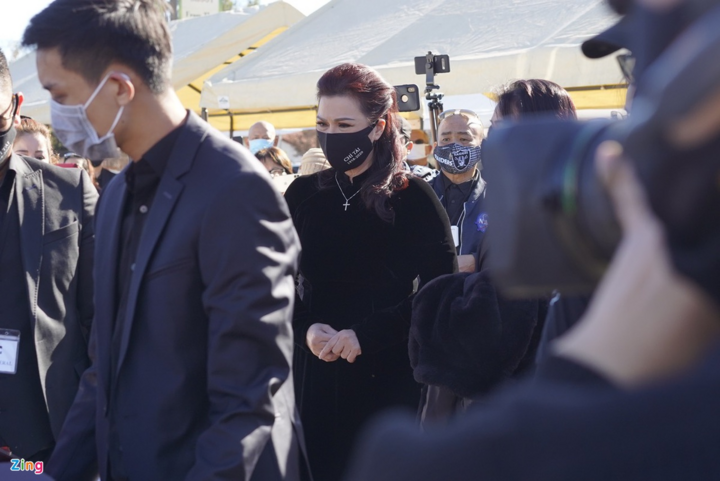 Vợ Chí Tài nghẹn ngào đứng lặng bên linh cữu chồng ở Mỹ - 3