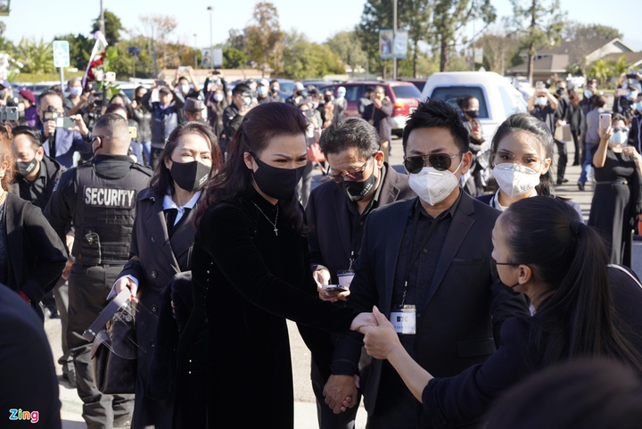 Vợ Chí Tài nghẹn ngào đứng lặng bên linh cữu chồng ở Mỹ - 4