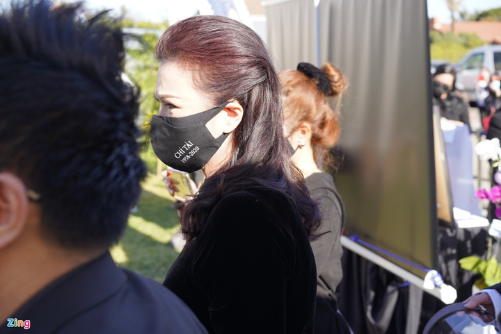 Vợ Chí Tài nghẹn ngào đứng lặng bên linh cữu chồng ở Mỹ - 5