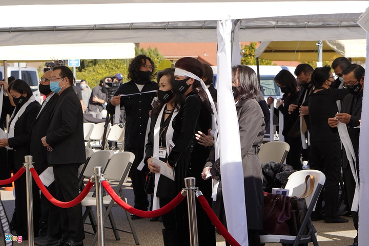 Vợ Chí Tài nghẹn ngào đứng lặng bên linh cữu chồng ở Mỹ - 6