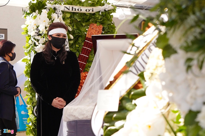 Vợ Chí Tài nghẹn ngào đứng lặng bên linh cữu chồng ở Mỹ - 7